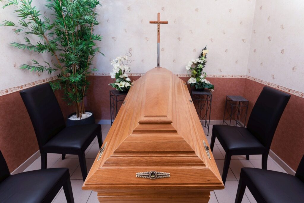 fleurs dans un vase dans un cimetiere
