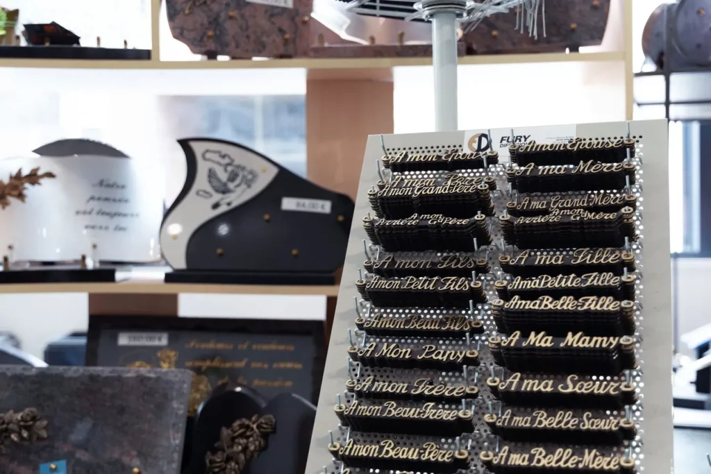 Présentoir de plaques de mémoire métalliques personnalisées avec inscriptions.