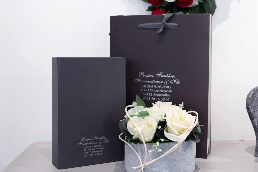 fleurs dans un vase dans un cimetiere