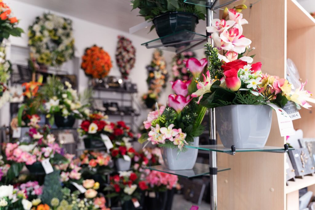 fleurs dans un vase gris