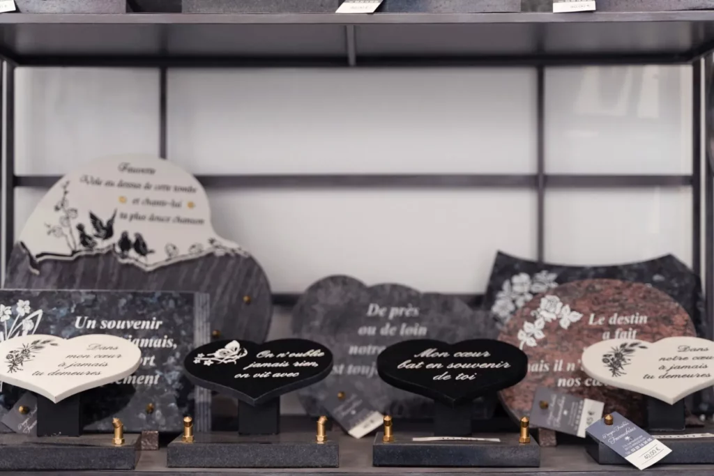 Plaques funéraires personnalisées en forme de cœur présentées en magasin.